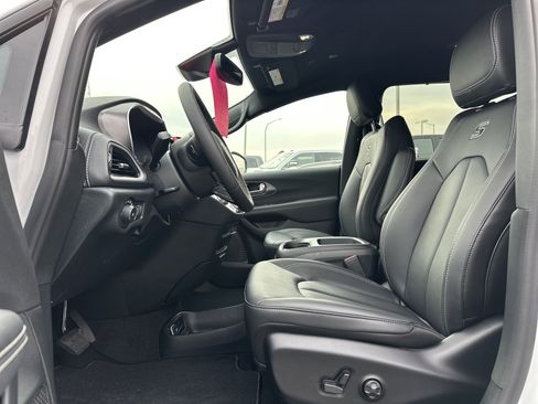 New 2026 Chrysler Pacifica Select w/ S Appearance Package image 10