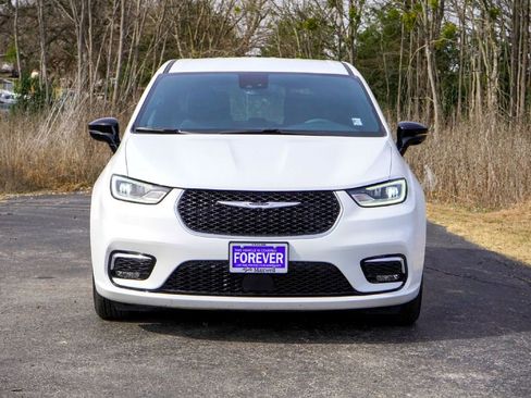 Used 2025 Chrysler Pacifica Select image 4