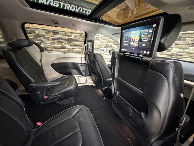Used 2017 Chrysler Pacifica Limited w/ UConnect Theater Package FWD image 33