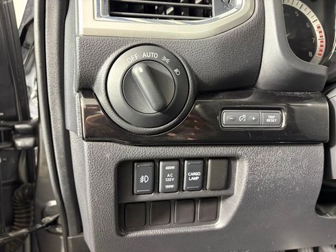 Used 2017 Nissan Titan SV image 15