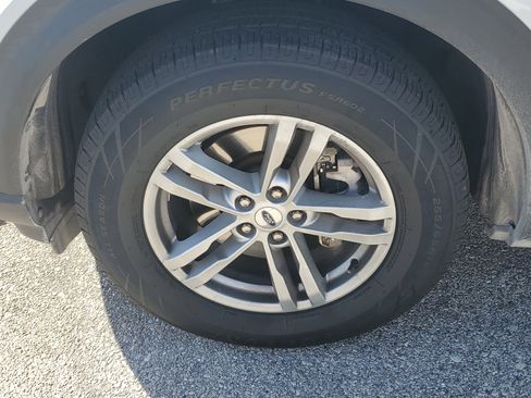 Used 2021 Ford Explorer XLT image 9