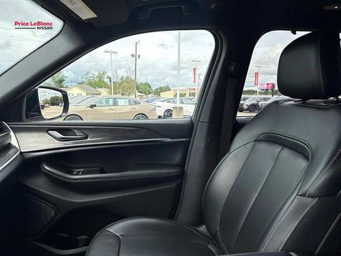 Used 2024 Jeep Grand Cherokee L Limited w/ Luxury Tech Group II AWD/4WD image 16
