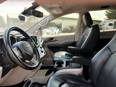 Used 2020 Chrysler Pacifica Touring-L w/ Advanced Safetytec Group image 7