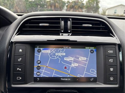 Used 2018 Jaguar F-PACE Premium image 33