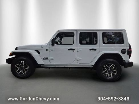 Used 2025 Jeep Wrangler Unlimited Sahara AWD/4WD image 2