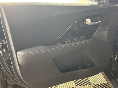 Used 2020 Kia Niro LXS FWD image 11