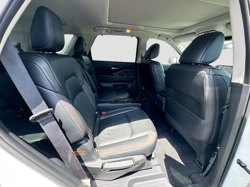 Used 2024 Nissan Pathfinder SL w/ SL Premium Package FWD image 31