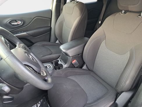 Used 2019 Jeep Cherokee Latitude w/ Popular Appearance Group AWD/4WD image 14