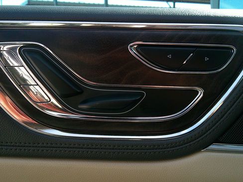 Used 2019 Lincoln Continental Select image 45