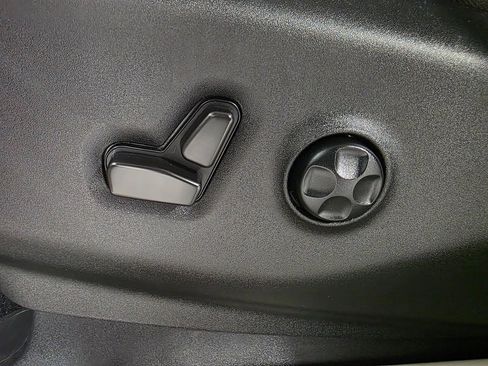 Used 2022 Chrysler Voyager LX image 20