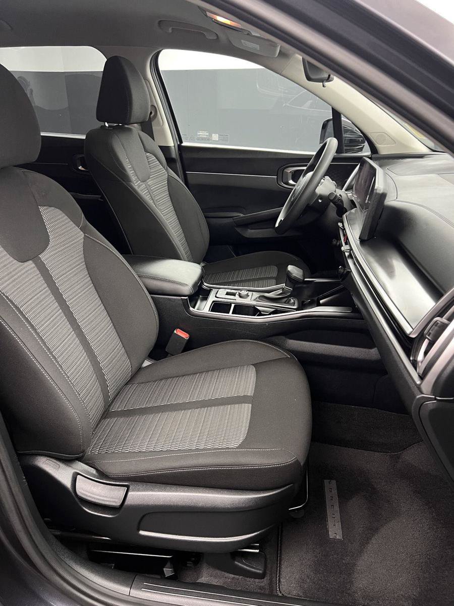Used 2025 Kia Sorento LX FWD image 24