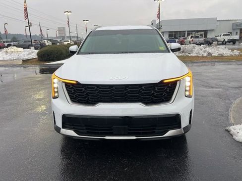 Used 2025 Kia Sorento S image 3