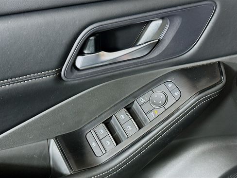 Used 2025 Nissan Rogue SL FWD image 15