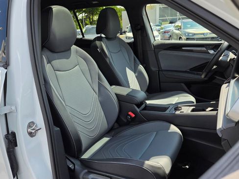 Certified 2025 Volkswagen Tiguan SE R-Line AWD/4WD image 45