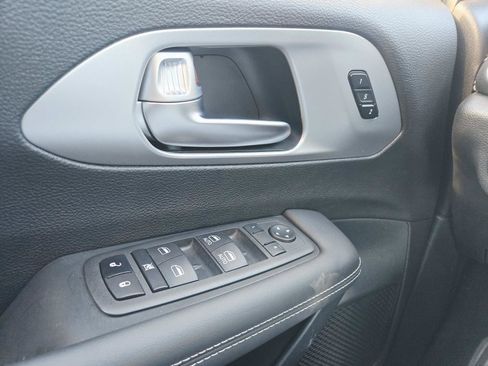 Used 2024 Chrysler Pacifica Limited image 39