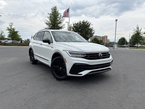 Used 2022 Volkswagen Tiguan SE R-Line AWD/4WD image 2