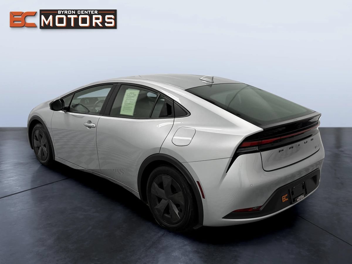 Used 2025 Toyota Prius LE FWD image 4