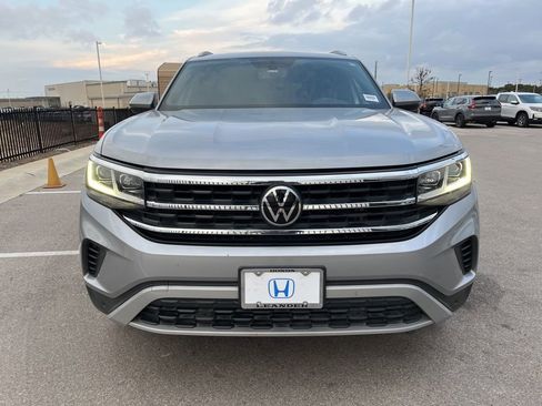 Used 2022 Volkswagen Atlas Cross Sport SE image 2