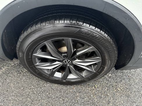 Used 2024 Volkswagen Tiguan SE AWD/4WD image 40