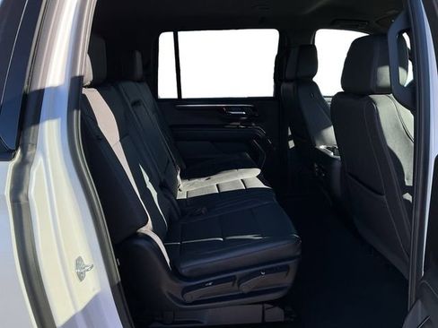 Used 2025 Chevrolet Suburban Z71 image 14