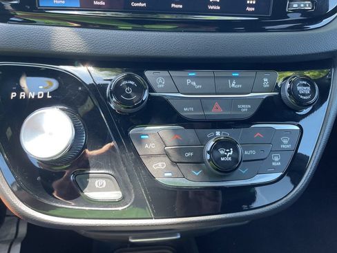 Used 2026 Chrysler Pacifica Select FWD image 32