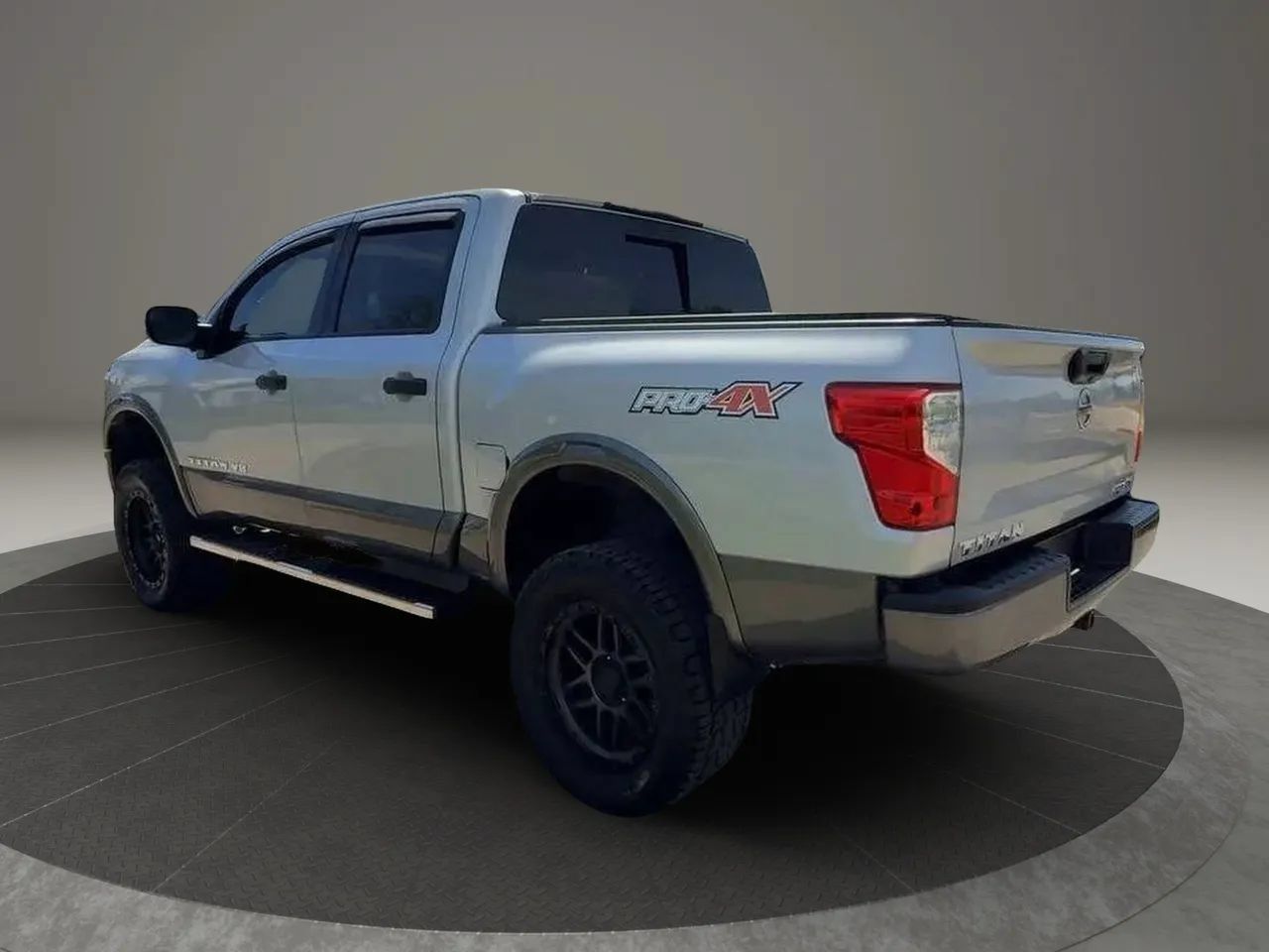 Used 2018 Nissan Titan PRO-4X AWD/4WD image 4