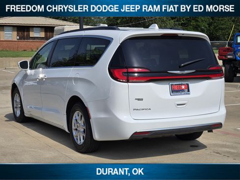Used 2022 Chrysler Pacifica Touring-L FWD image 4