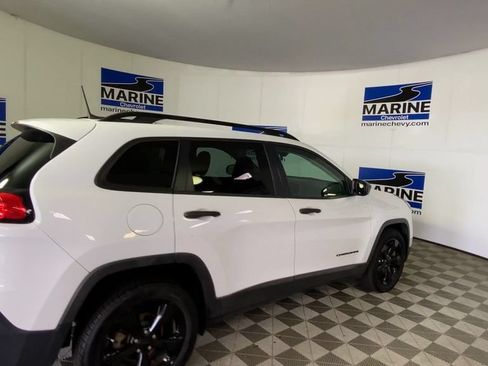 Used 2017 Jeep Cherokee Sport FWD image 2