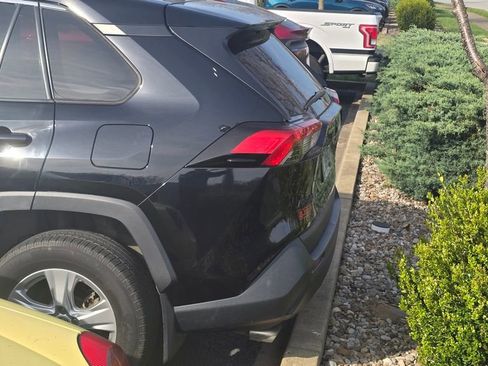 Used 2021 Toyota RAV4 XLE w/ Convenience Package image 4