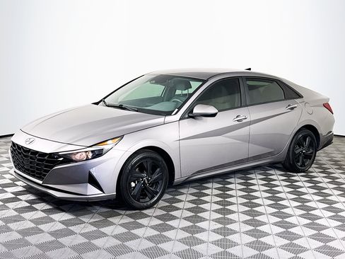 Used 2023 Hyundai Elantra SEL w/ Preferred Accessory Package FWD image 4