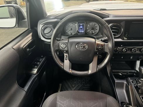 Used 2017 Toyota Tacoma TRD Sport image 17