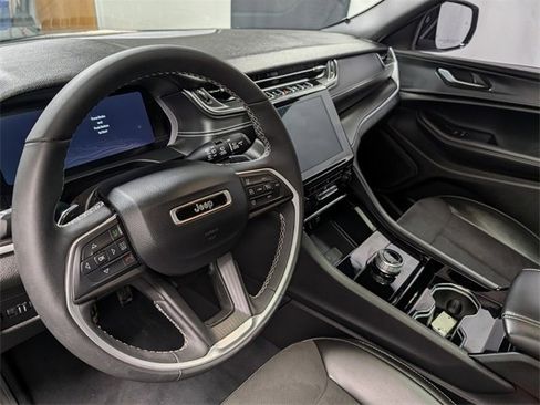 Used 2023 Jeep Grand Cherokee Altitude image 16