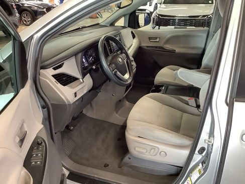 Used 2019 Toyota Sienna LE FWD image 17