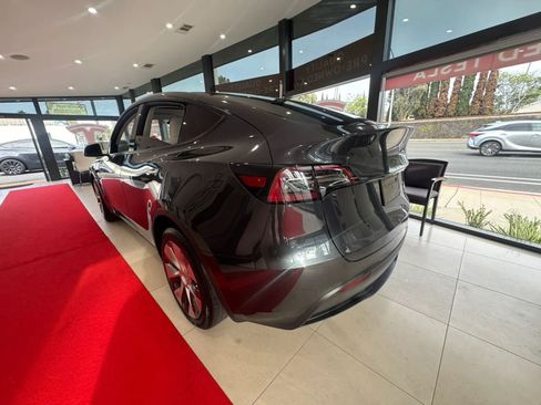 Used 2024 Tesla Model Y Long Range AWD/4WD image 3