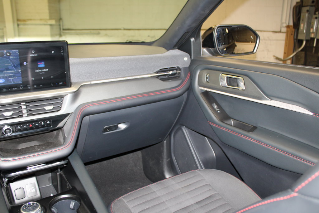 Used 2025 Ford Explorer ST-Line AWD/4WD image 32