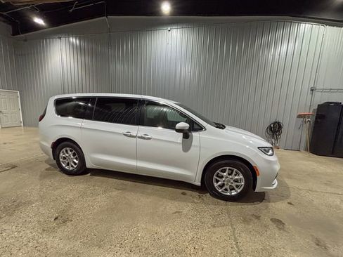 Used 2023 Chrysler Pacifica Touring image 8
