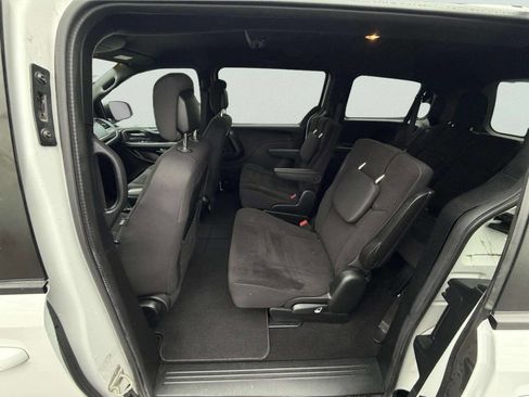 Used 2017 Dodge Grand Caravan SE image 18