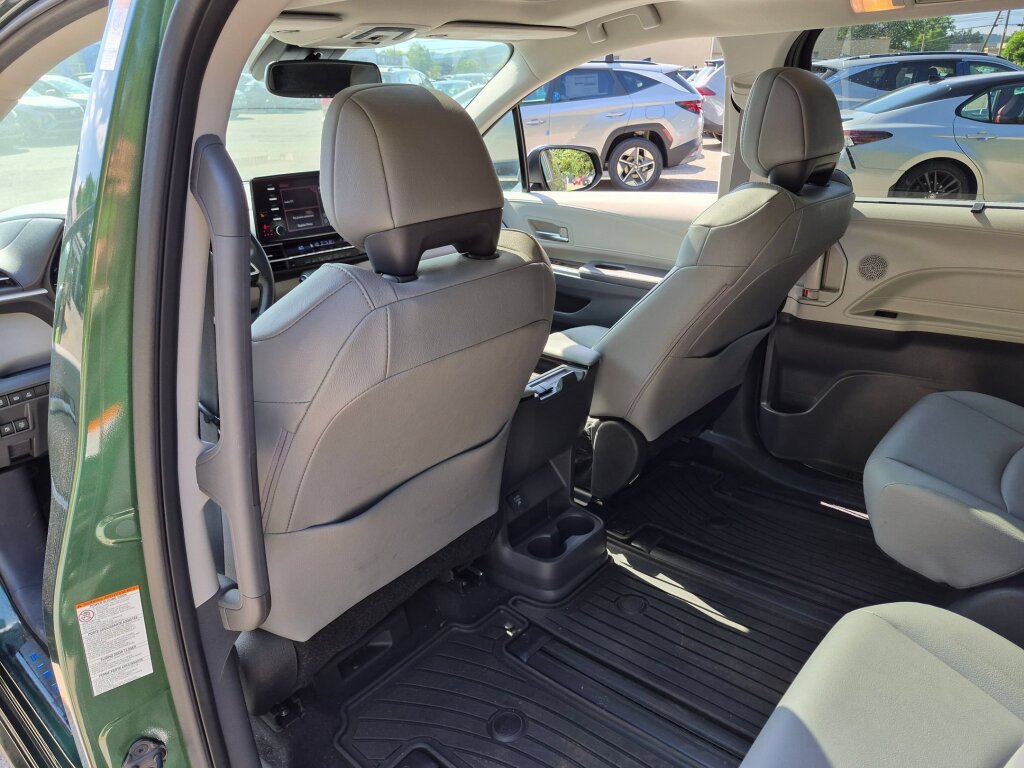 Used 2024 Toyota Sienna XLE w/ XLE Plus Package AWD/4WD image 16