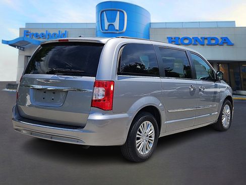 Used 2015 Chrysler Town & Country Touring-L w/ Driver Convenience Group FWD image 7