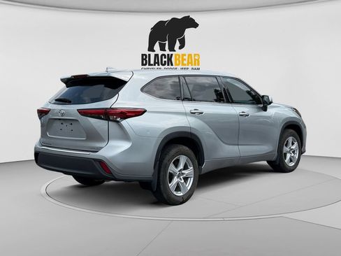 Used 2020 Toyota Highlander LE AWD/4WD image 3