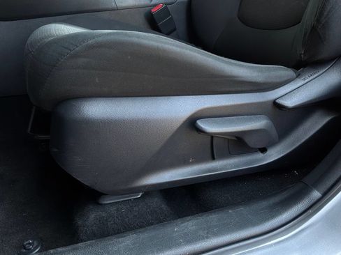 Used 2019 Toyota RAV4 XLE FWD image 11