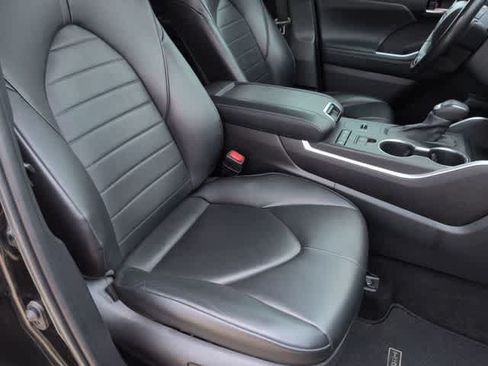 Used 2022 Toyota Highlander XLE FWD image 22