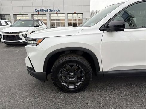 Used 2025 Honda Pilot TrailSport image 9