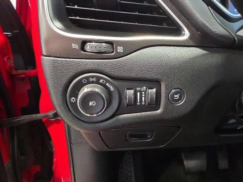 Used 2019 Jeep Cherokee Trailhawk AWD/4WD image 23