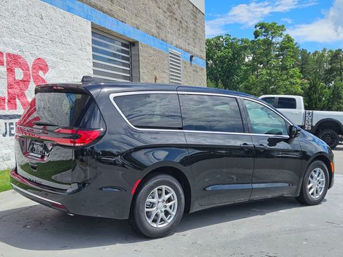 New 2027 Chrysler Pacifica Select FWD image 7