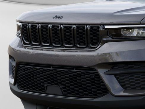 New 2025 Jeep Grand Cherokee Altitude image 11