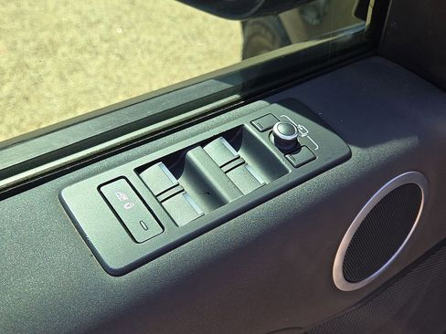 Used 2020 Land Rover Discovery SE image 21