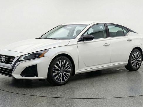 Used 2025 Nissan Altima 2.5 SV FWD image 3