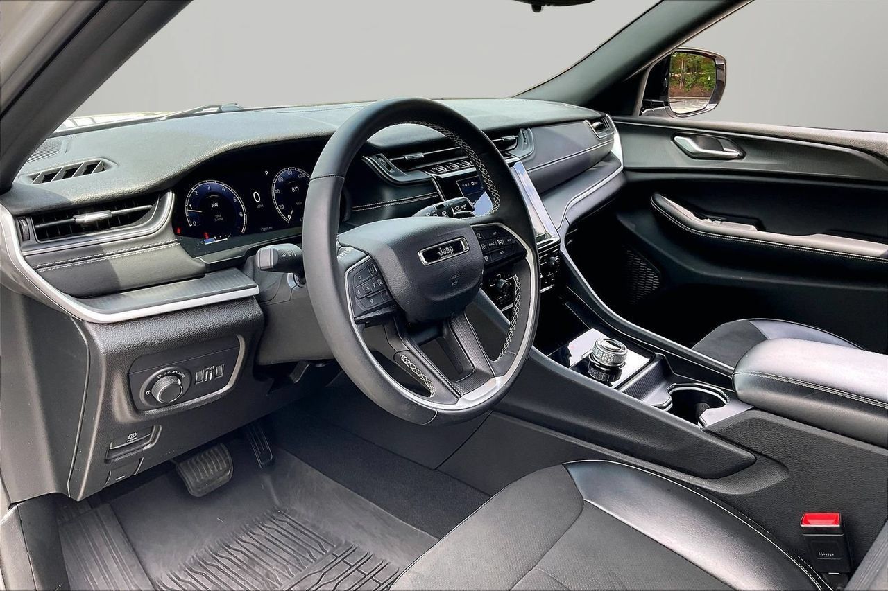 Used 2024 Jeep Grand Cherokee L Altitude AWD/4WD image 19