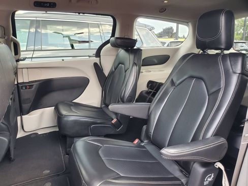 Used 2024 Chrysler Pacifica Touring-L FWD image 26